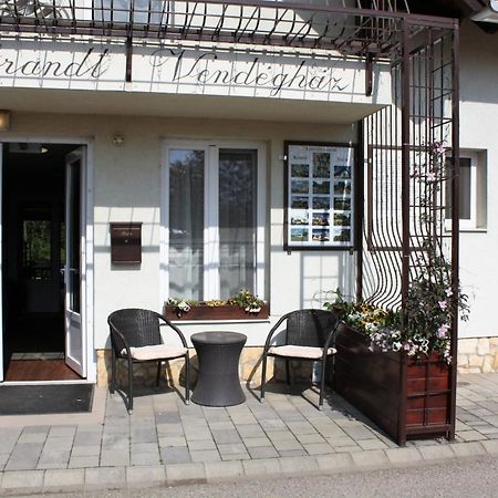 Rembrandt Vendeghaz Hotell Kisbér Exteriör bild