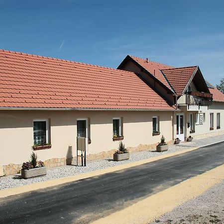 Rembrandt Vendeghaz Hotell Kisbér Exteriör bild