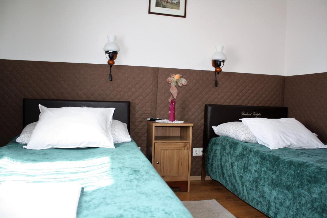 Rembrandt Vendeghaz Hotell Kisbér Exteriör bild