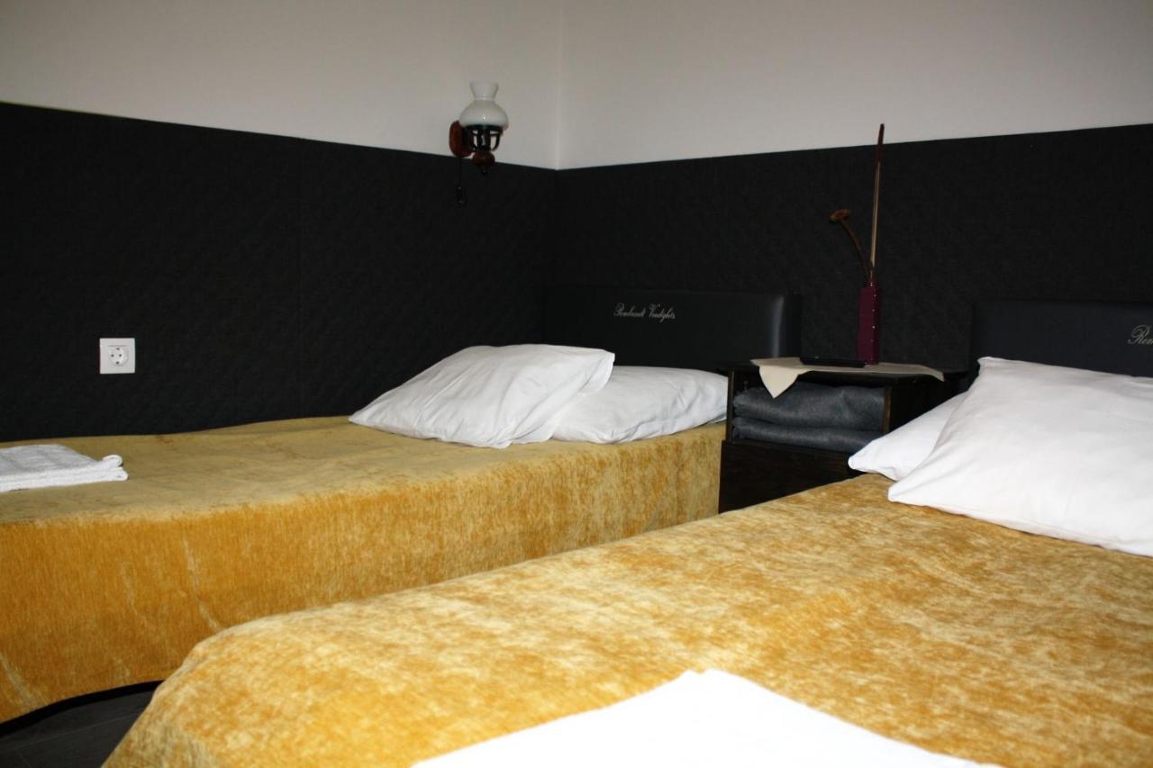 Rembrandt Vendeghaz Hotell Kisbér Exteriör bild
