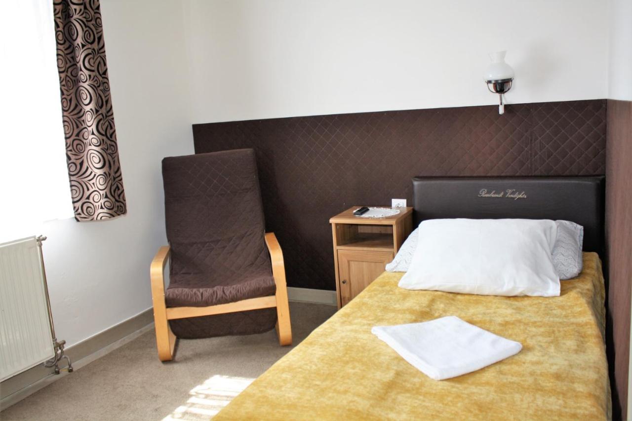 Rembrandt Vendeghaz Hotell Kisbér Exteriör bild