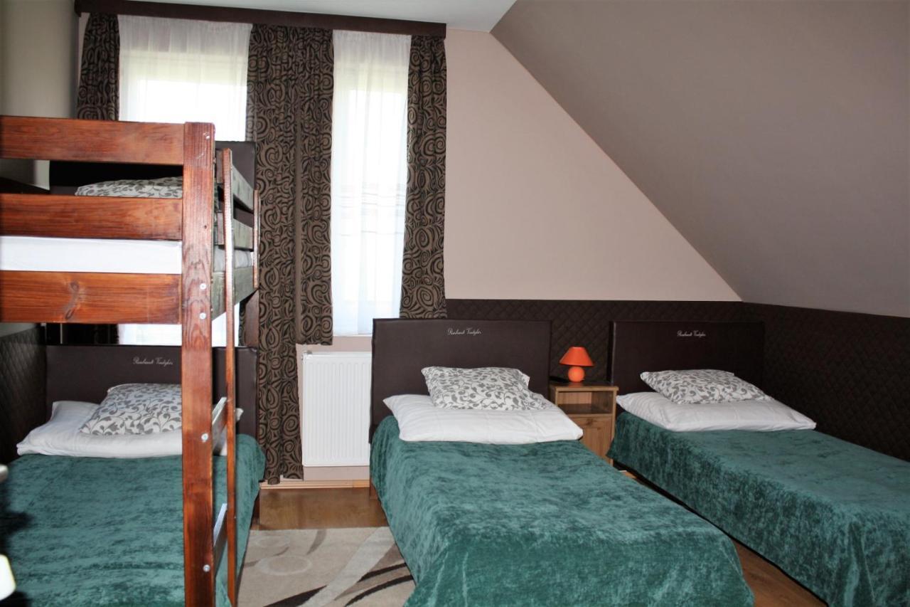 Rembrandt Vendeghaz Hotell Kisbér Exteriör bild